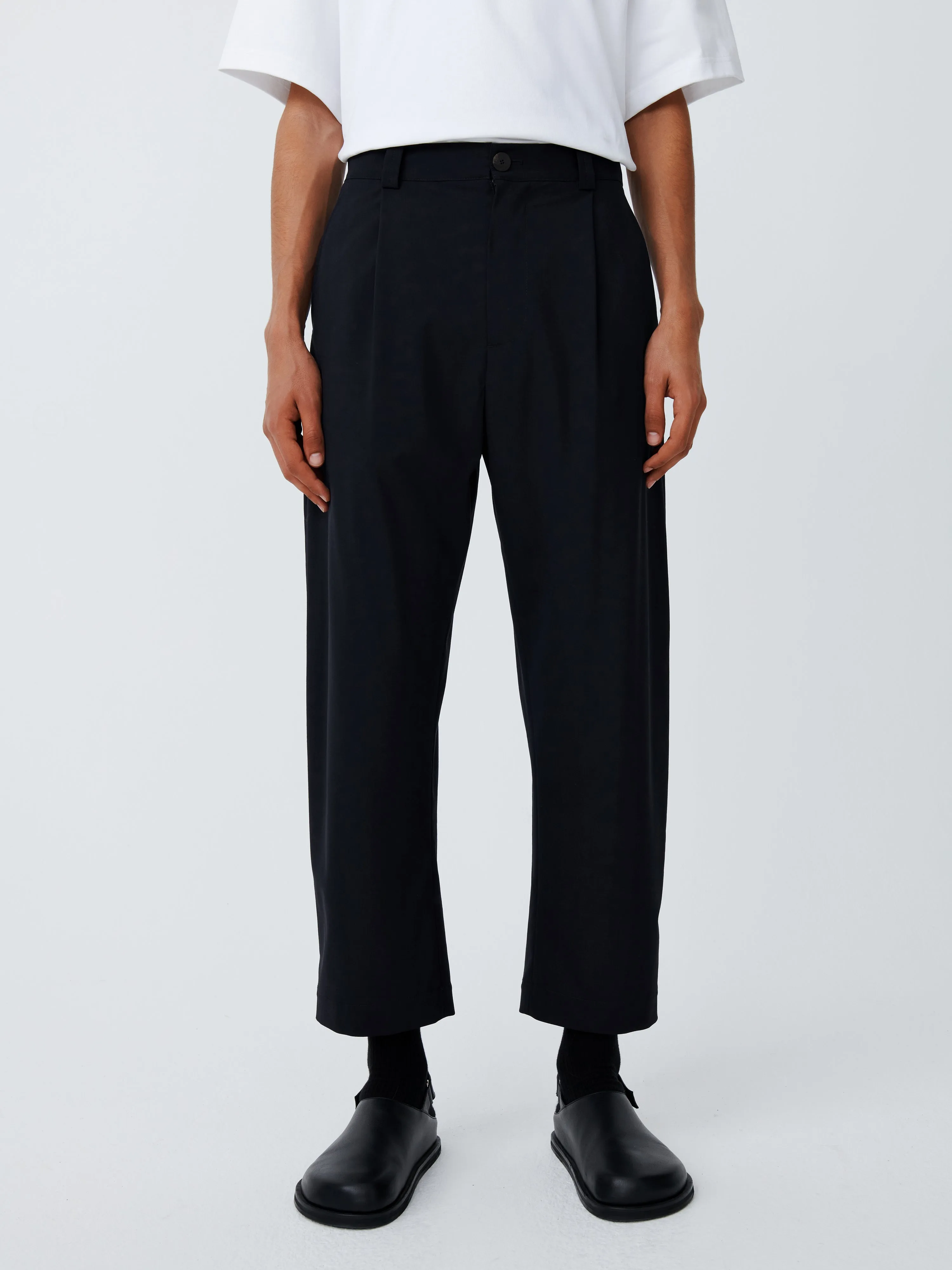 Tuck Tropical Wool Pant in Darkest Navy